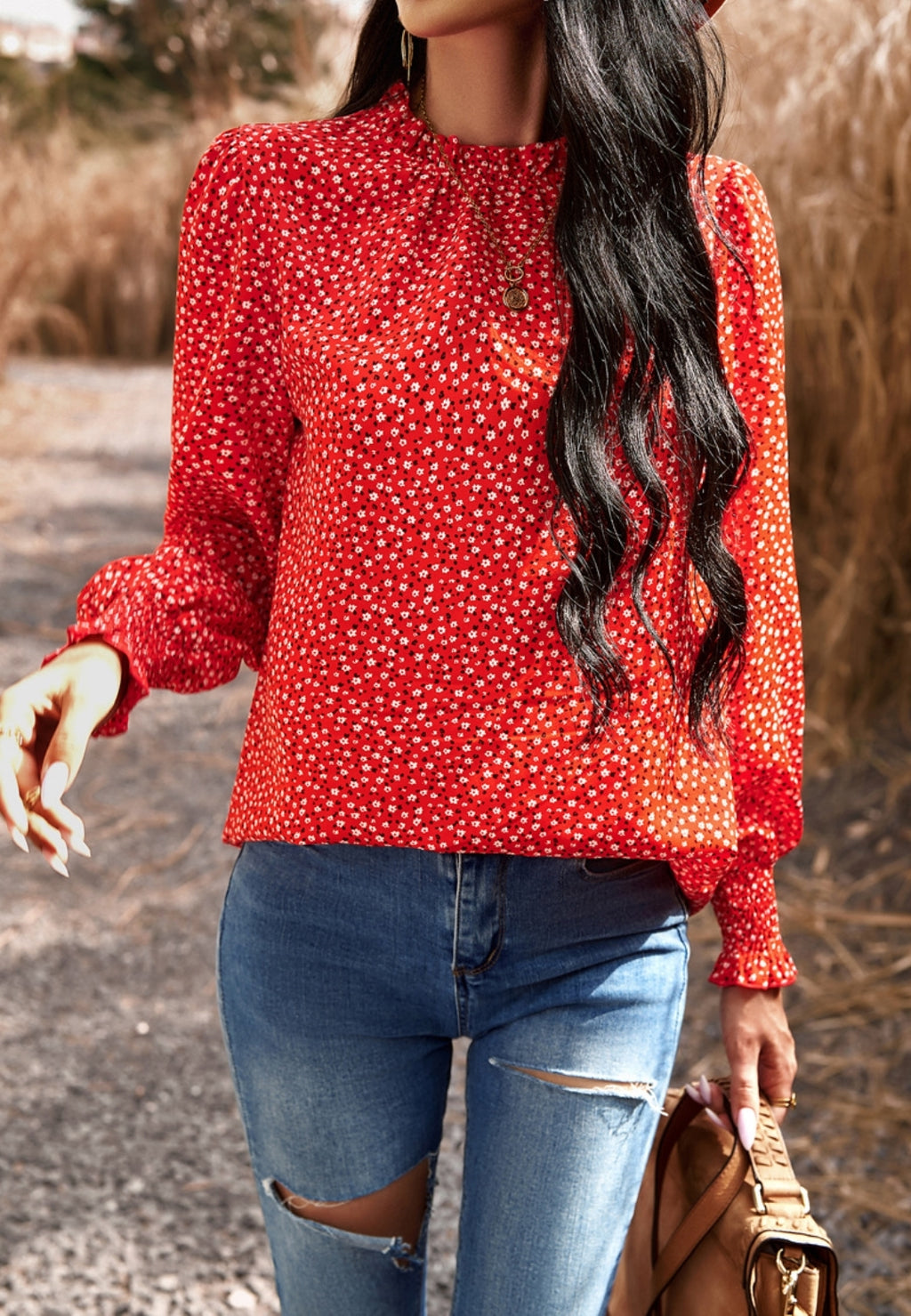 Blusa floral con cuello con volantes