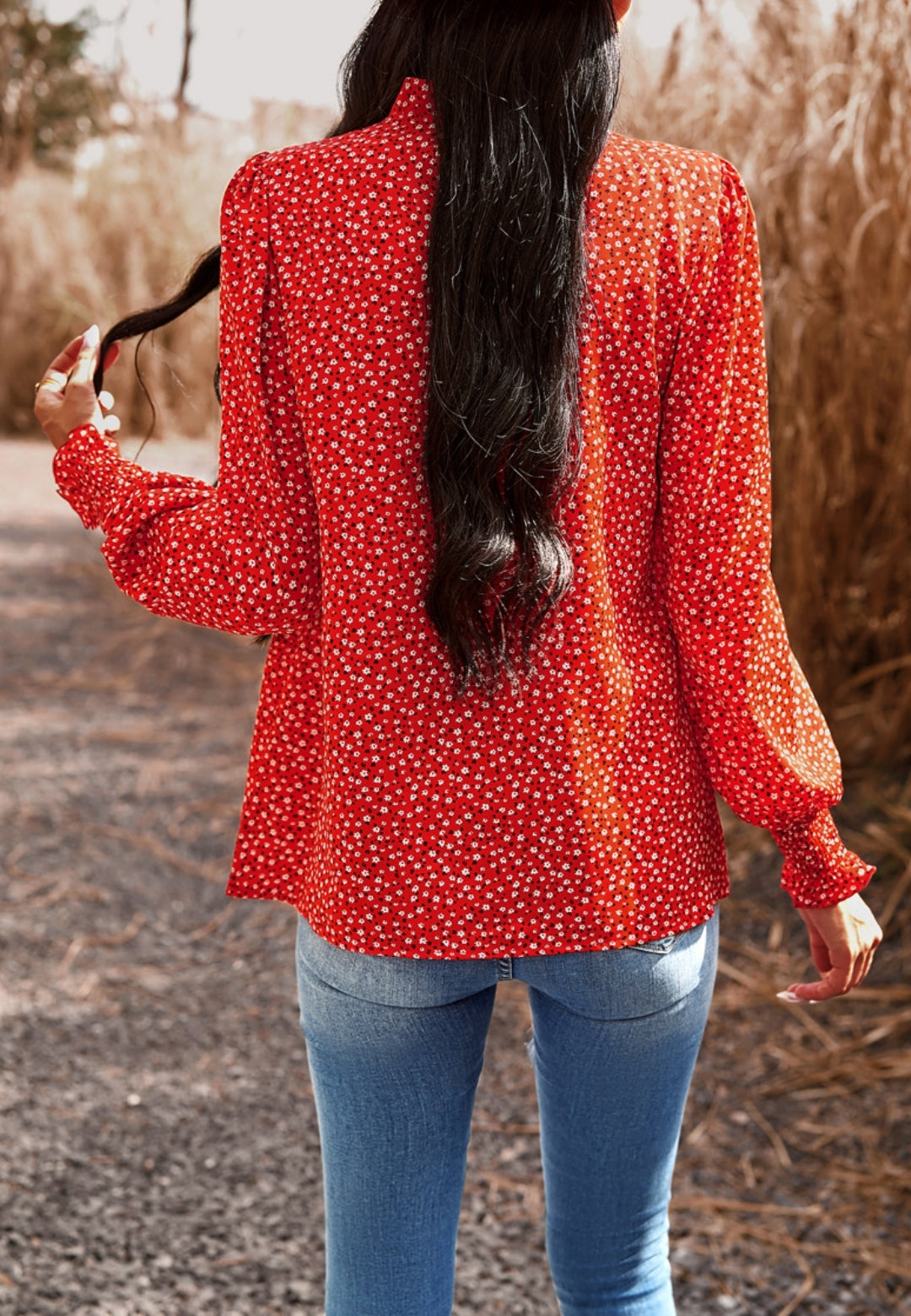Blusa floral con cuello con volantes
