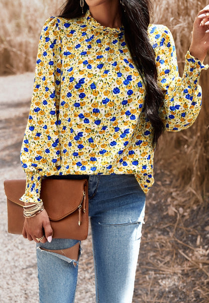 Blusa floral con cuello con volantes