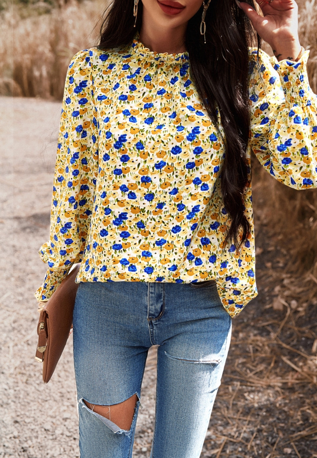 Blusa floral con cuello con volantes