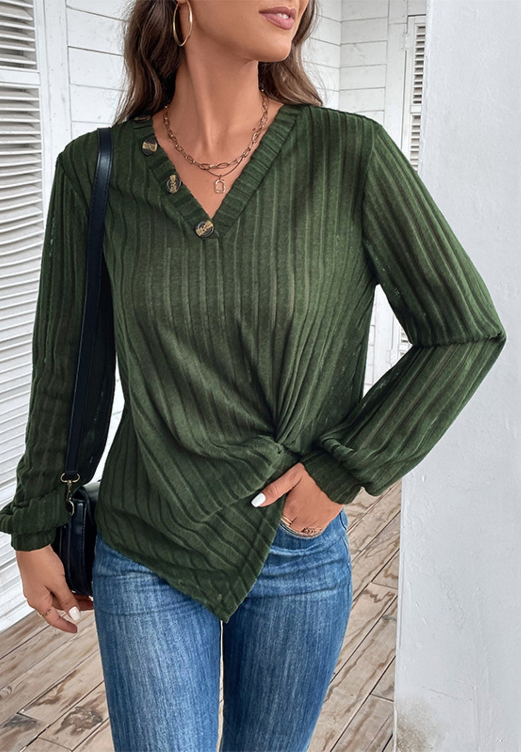 Blusa con cuello en V y botones delanteros torcidos
