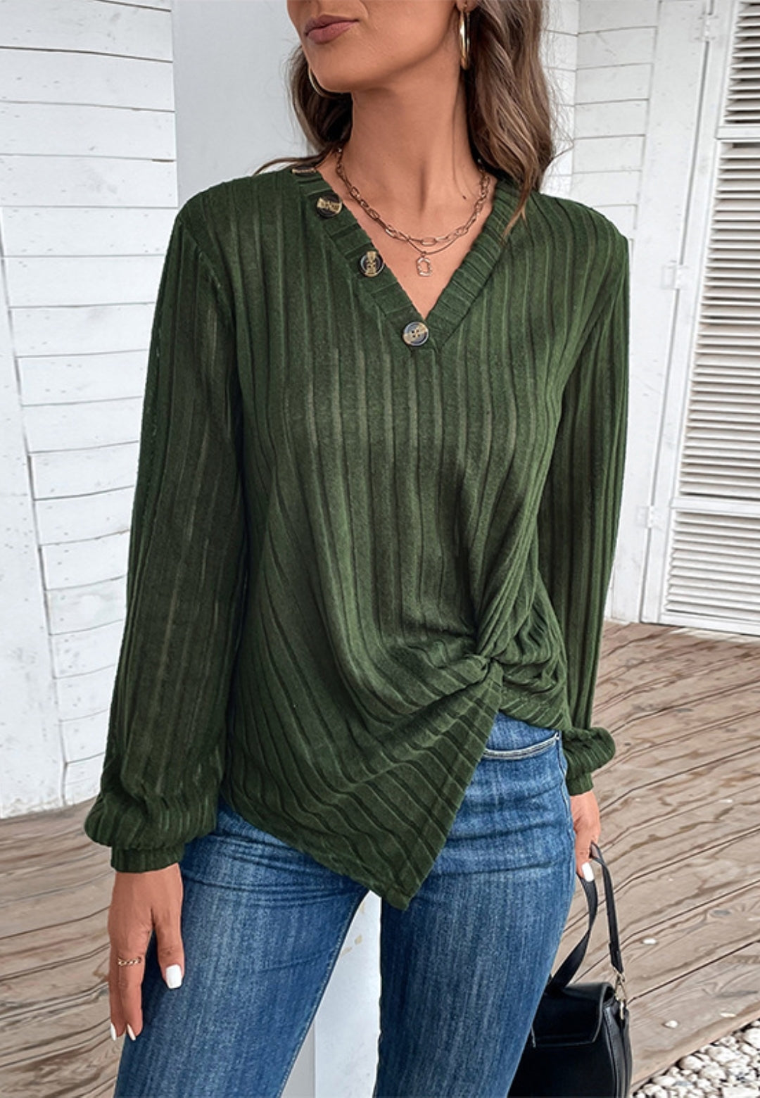 Blusa con cuello en V y botones delanteros torcidos