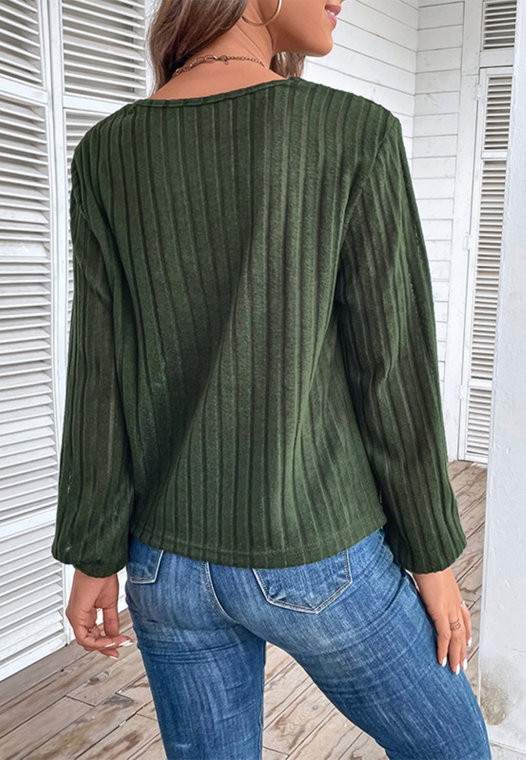 Blusa con cuello en V y botones delanteros torcidos