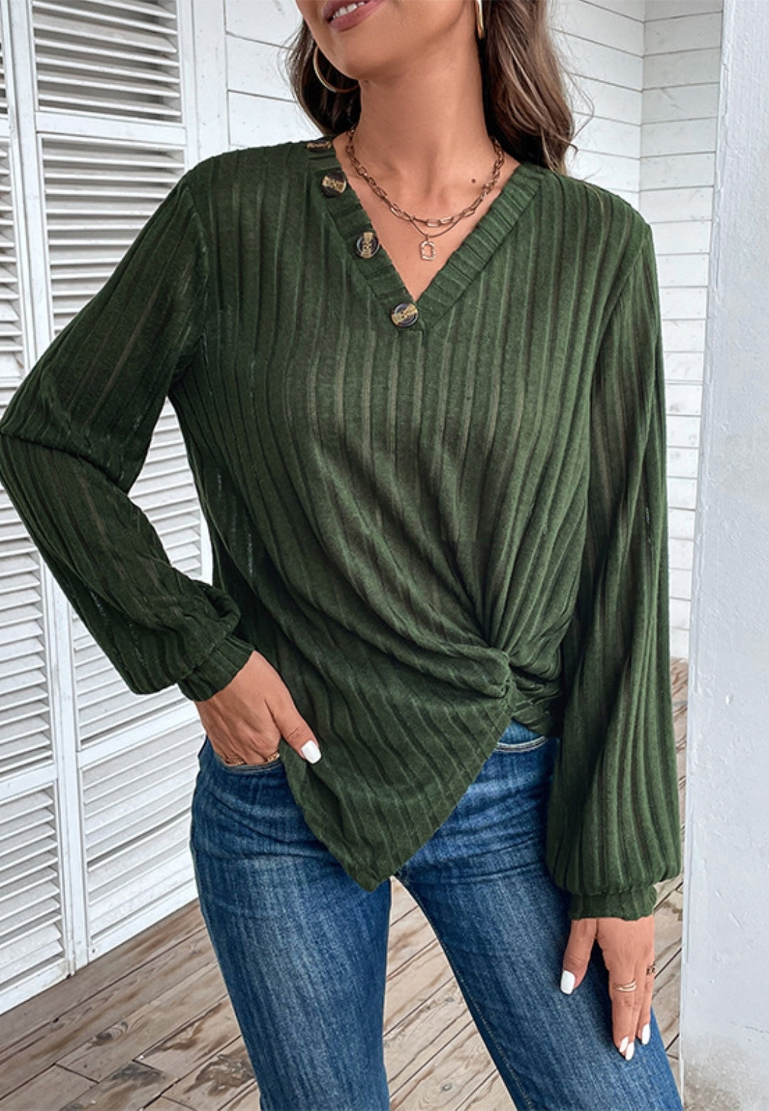 Blusa con cuello en V y botones delanteros torcidos