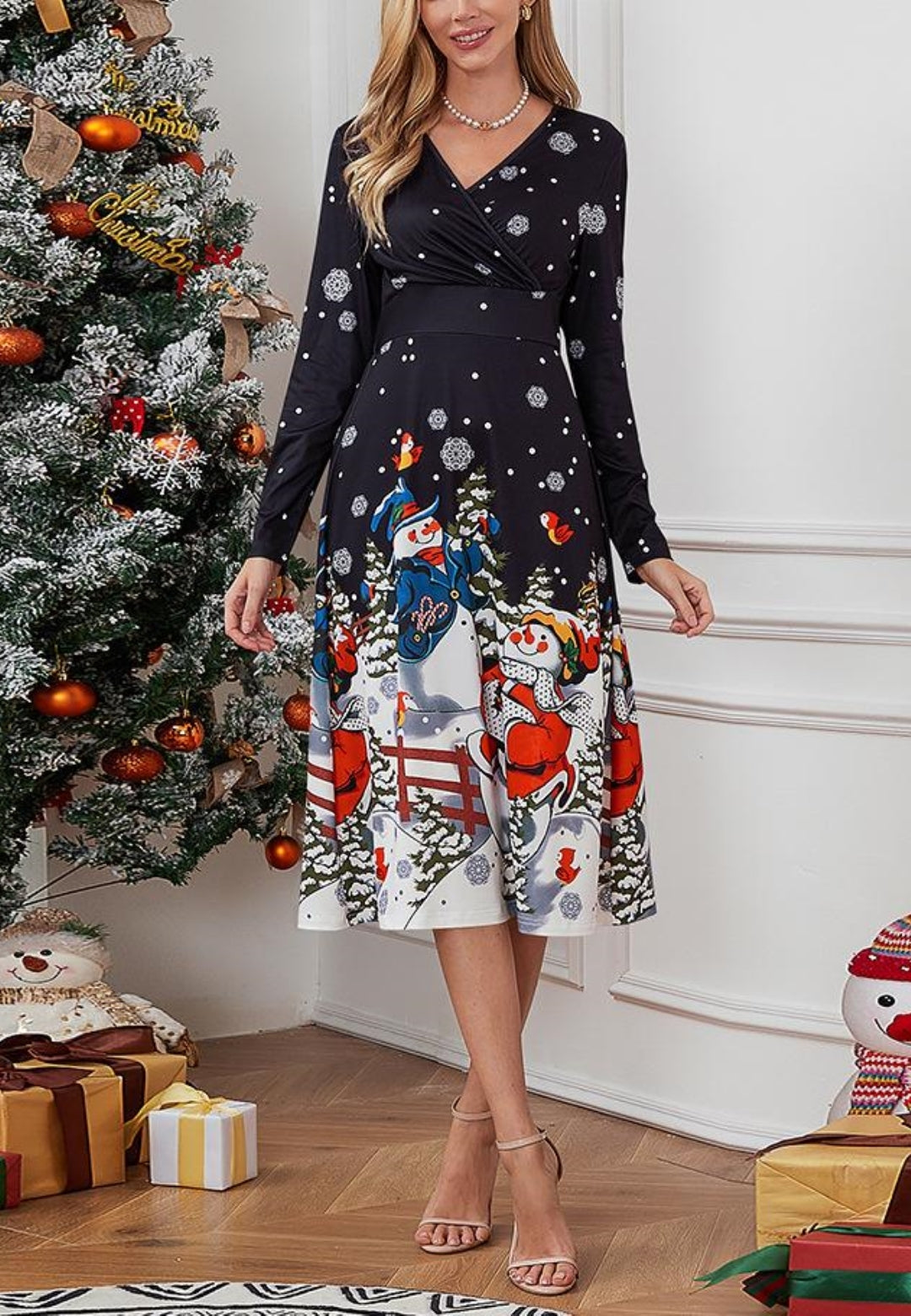 Vestido con cuello cruzado y estampado navideño