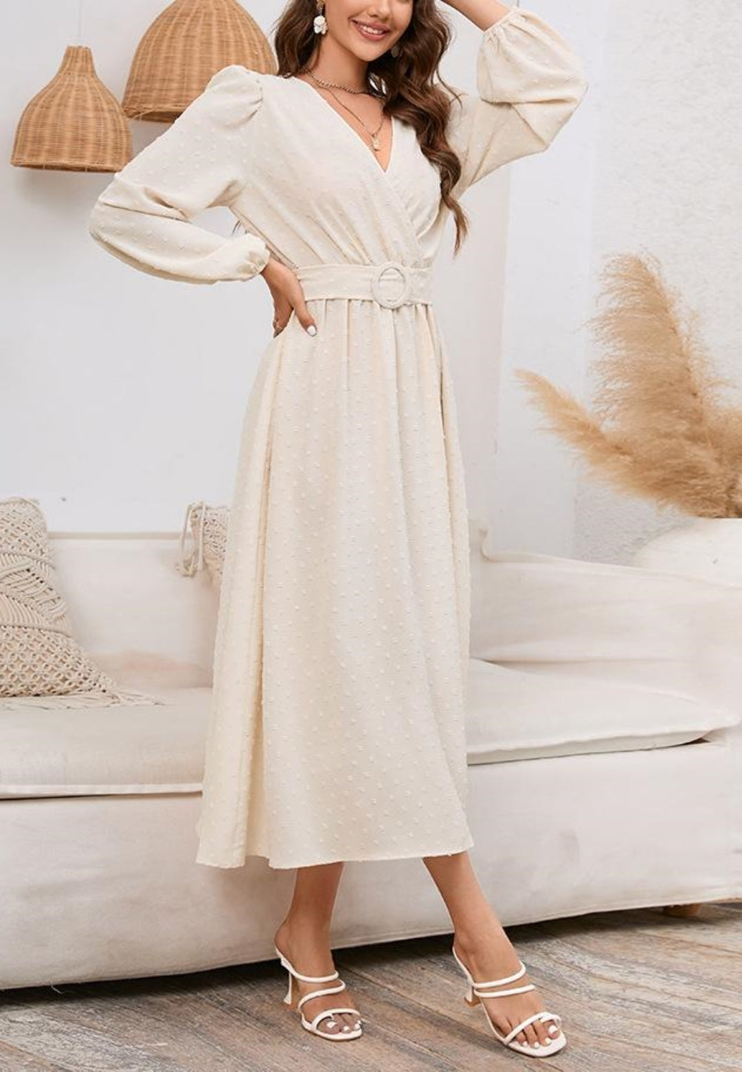 Vestido con cinturón y lunares suizos