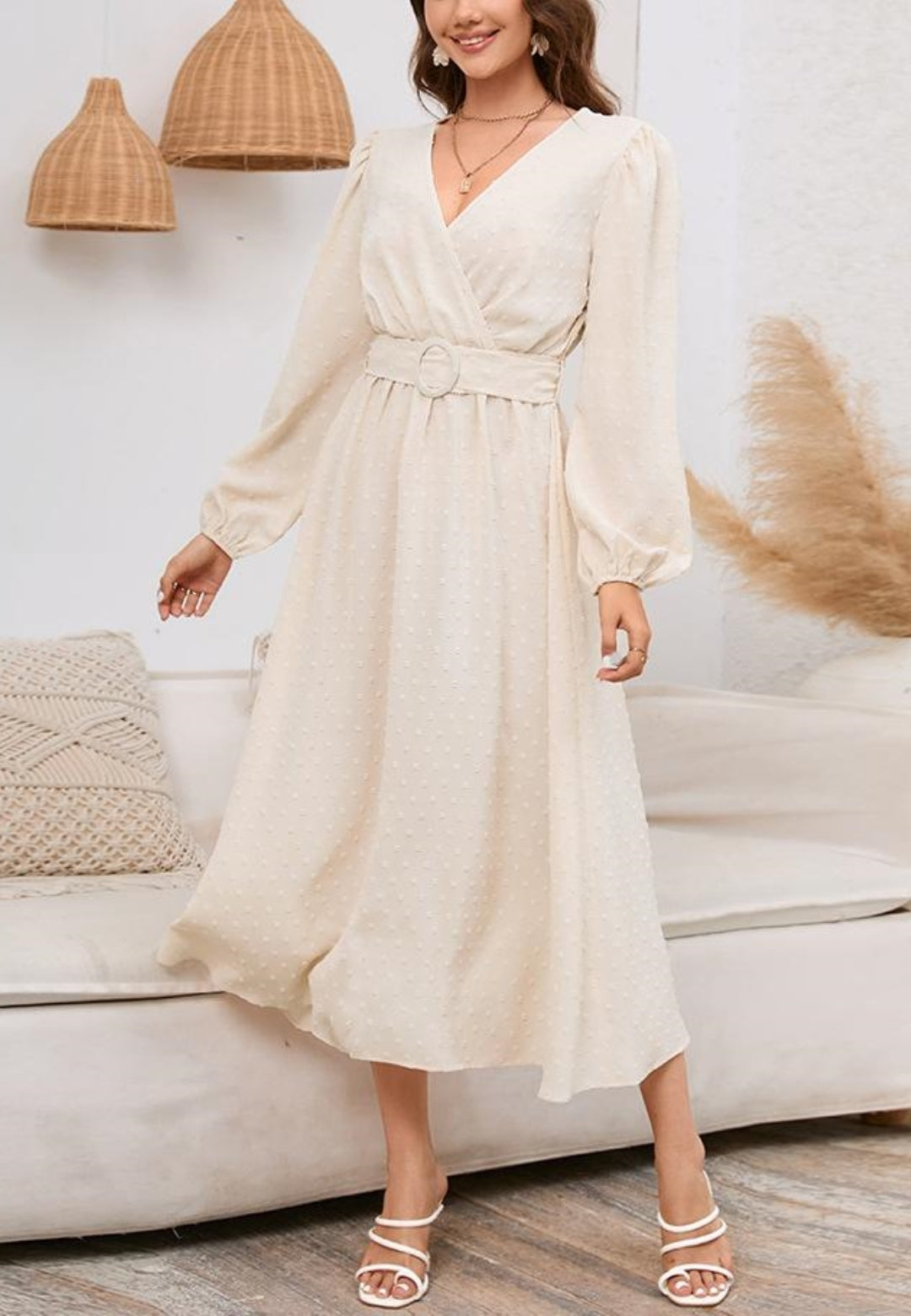 Vestido con cinturón y lunares suizos