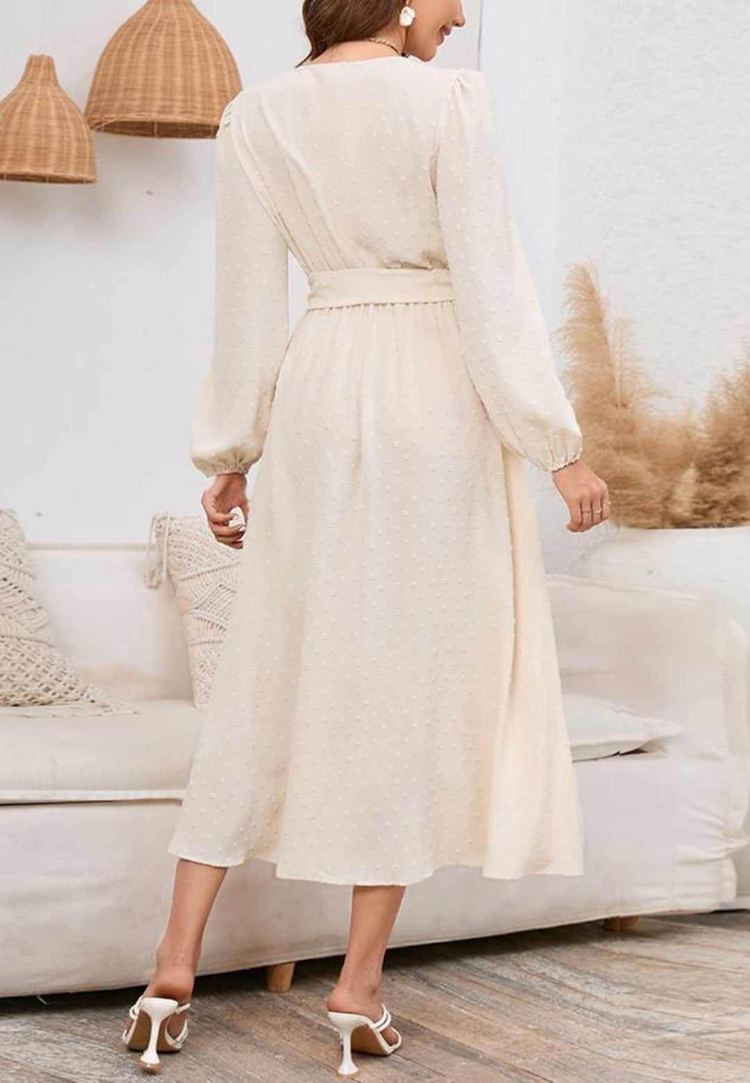 Vestido con cinturón y lunares suizos