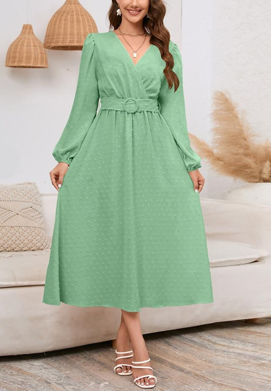 Vestido con cinturón y lunares suizos