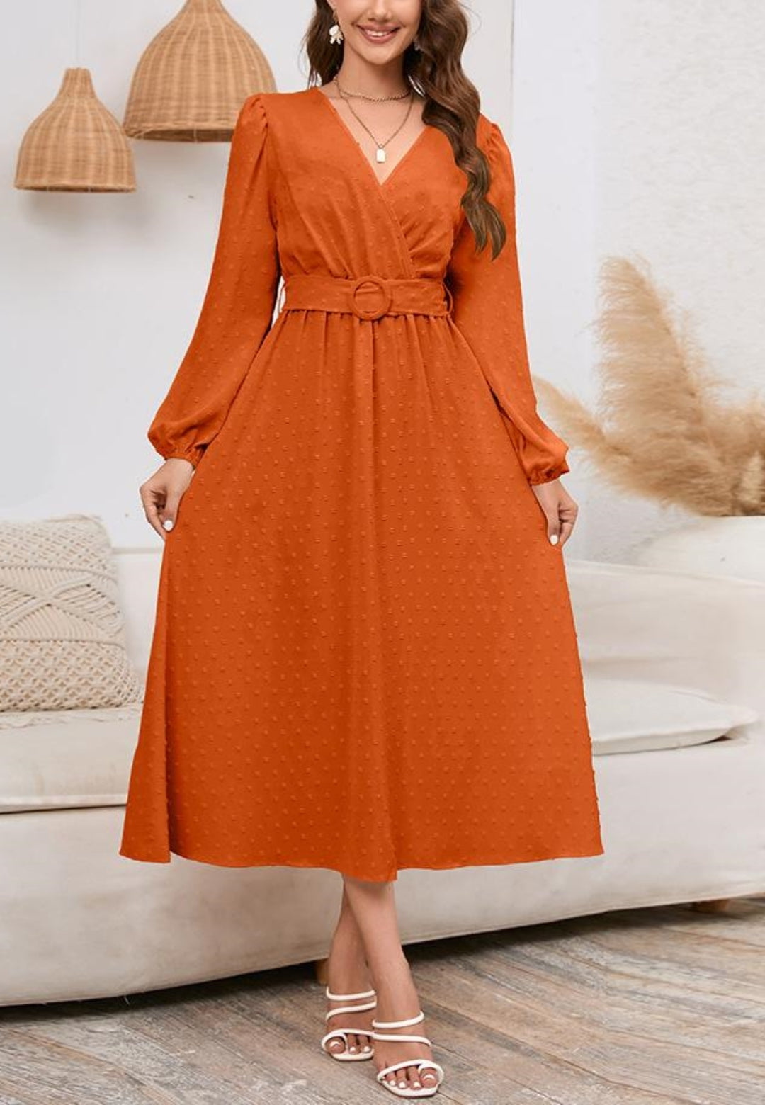 Vestido con cinturón y lunares suizos