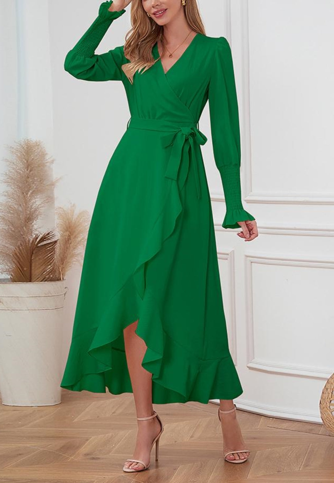 Vestido midi cruzado con dobladillo con volantes