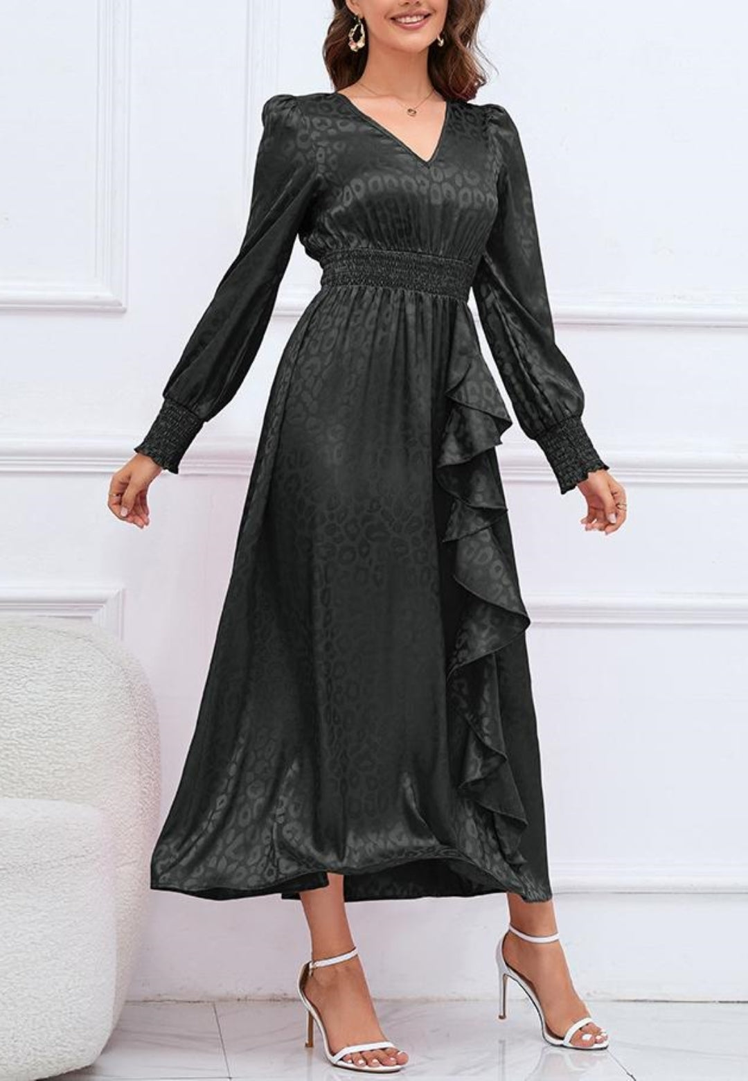 Vestido de satén con detalle de volante y estampado de leopardo