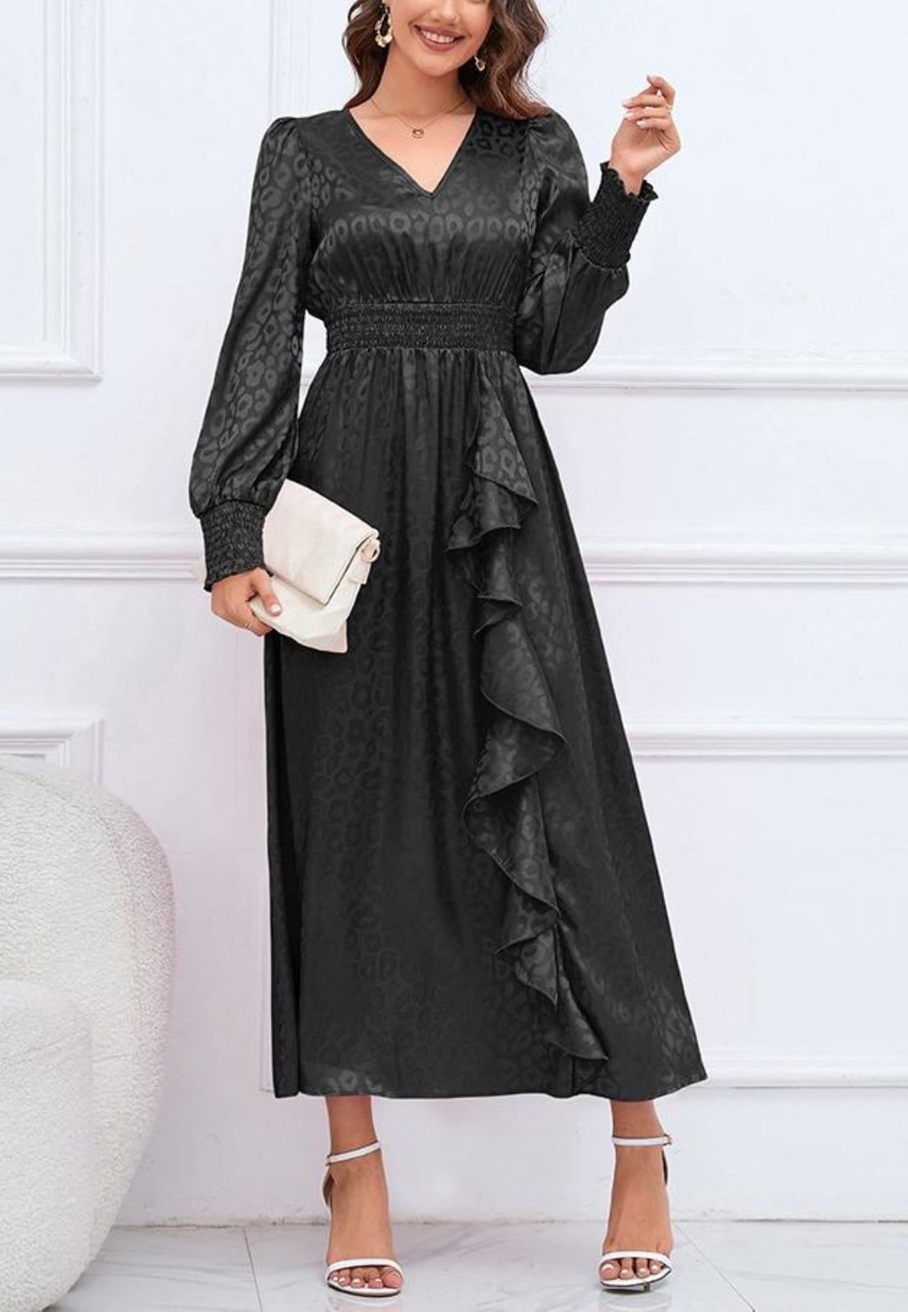 Vestido de satén con detalle de volante y estampado de leopardo