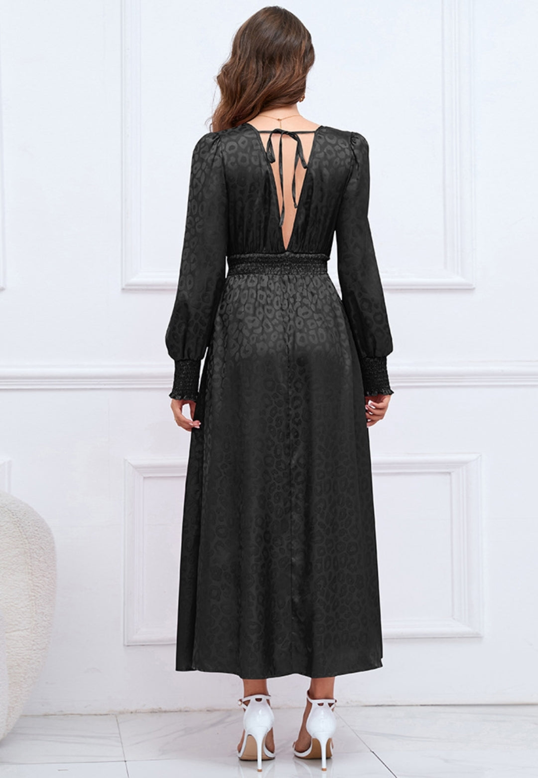Vestido de satén con detalle de volante y estampado de leopardo