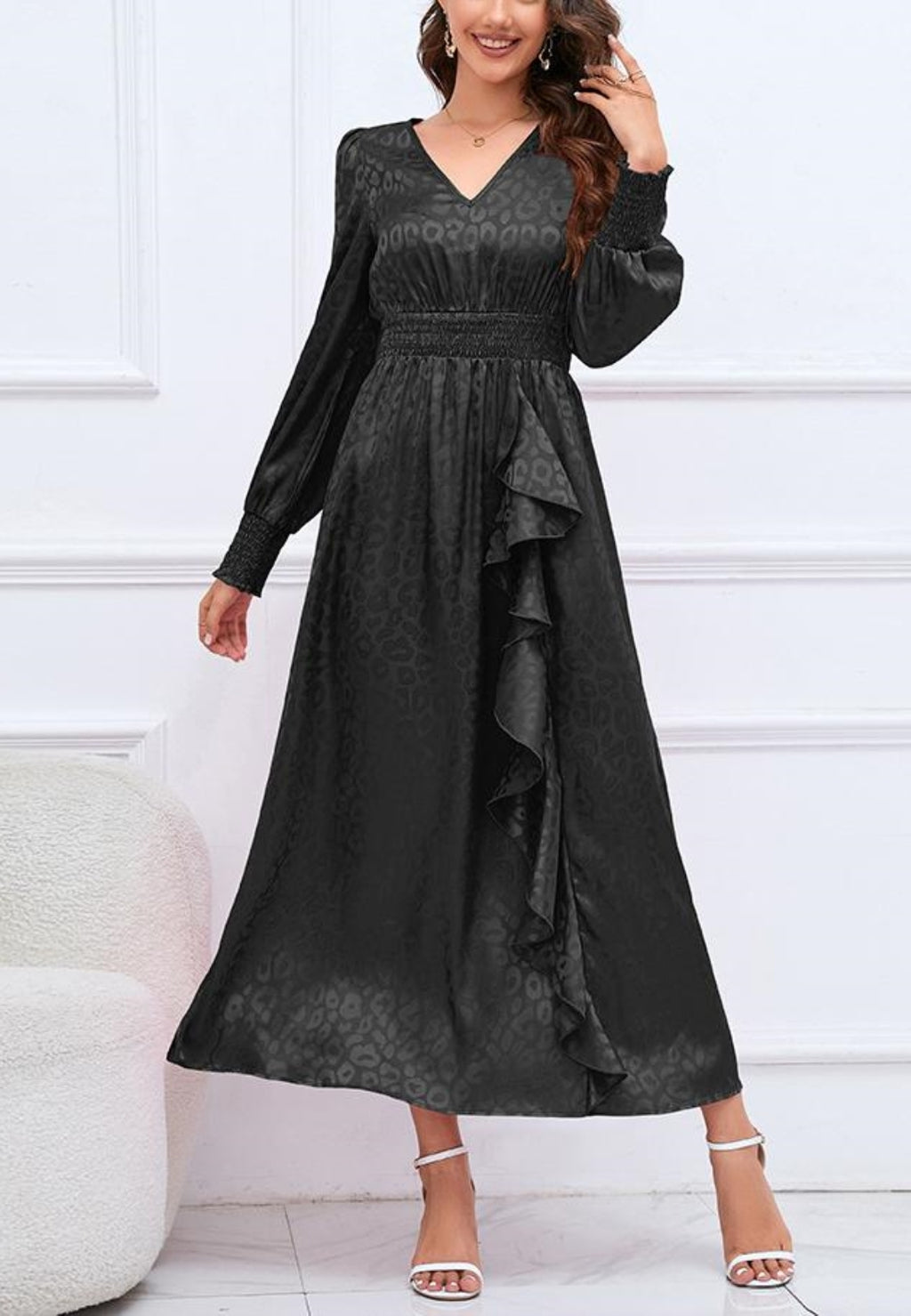 Vestido de satén con detalle de volante y estampado de leopardo