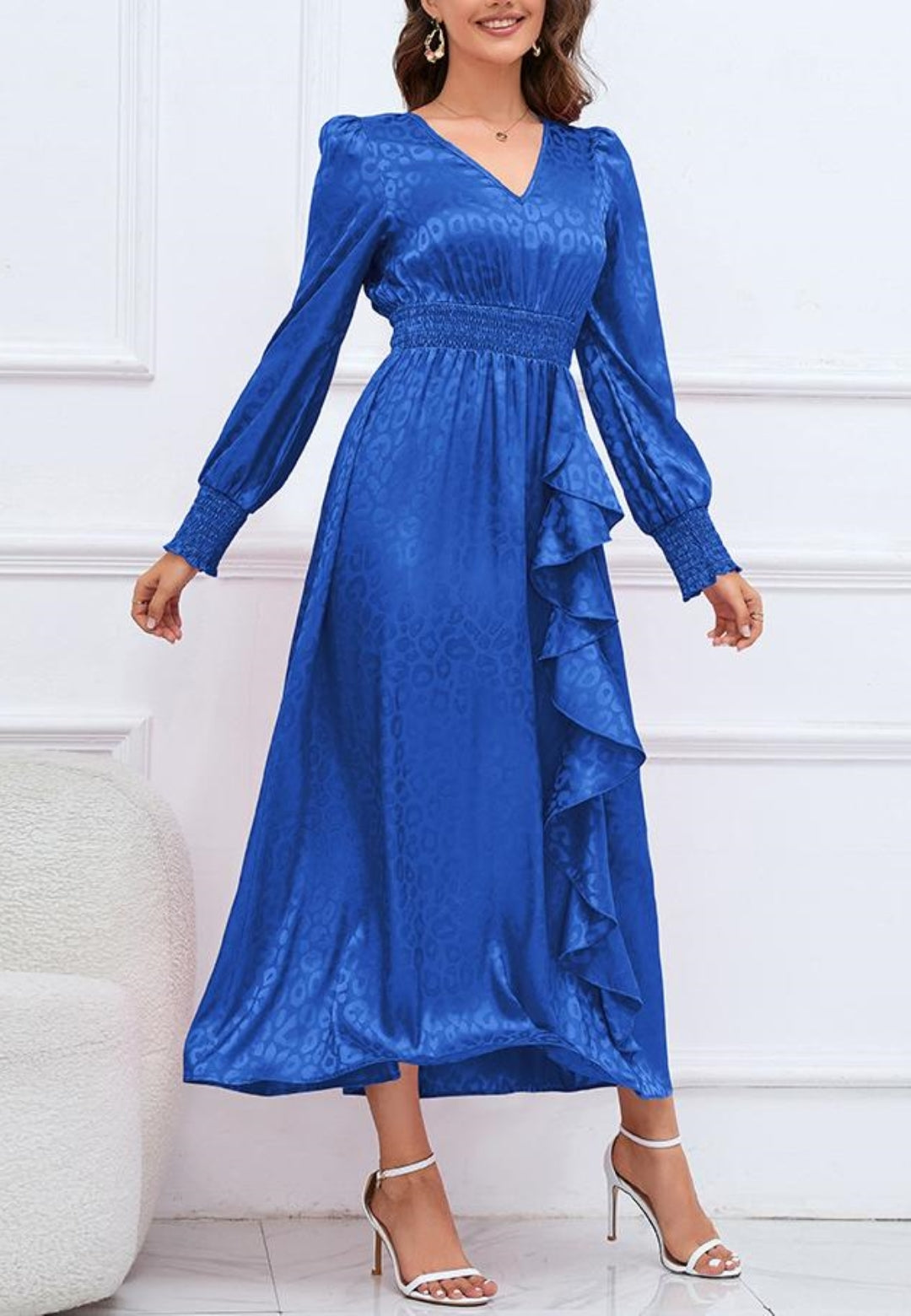 Vestido de satén con detalle de volante y estampado de leopardo