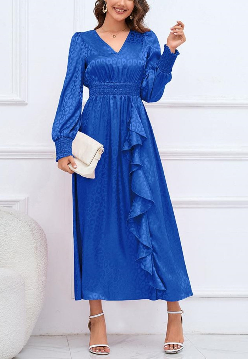 Vestido de satén con detalle de volante y estampado de leopardo