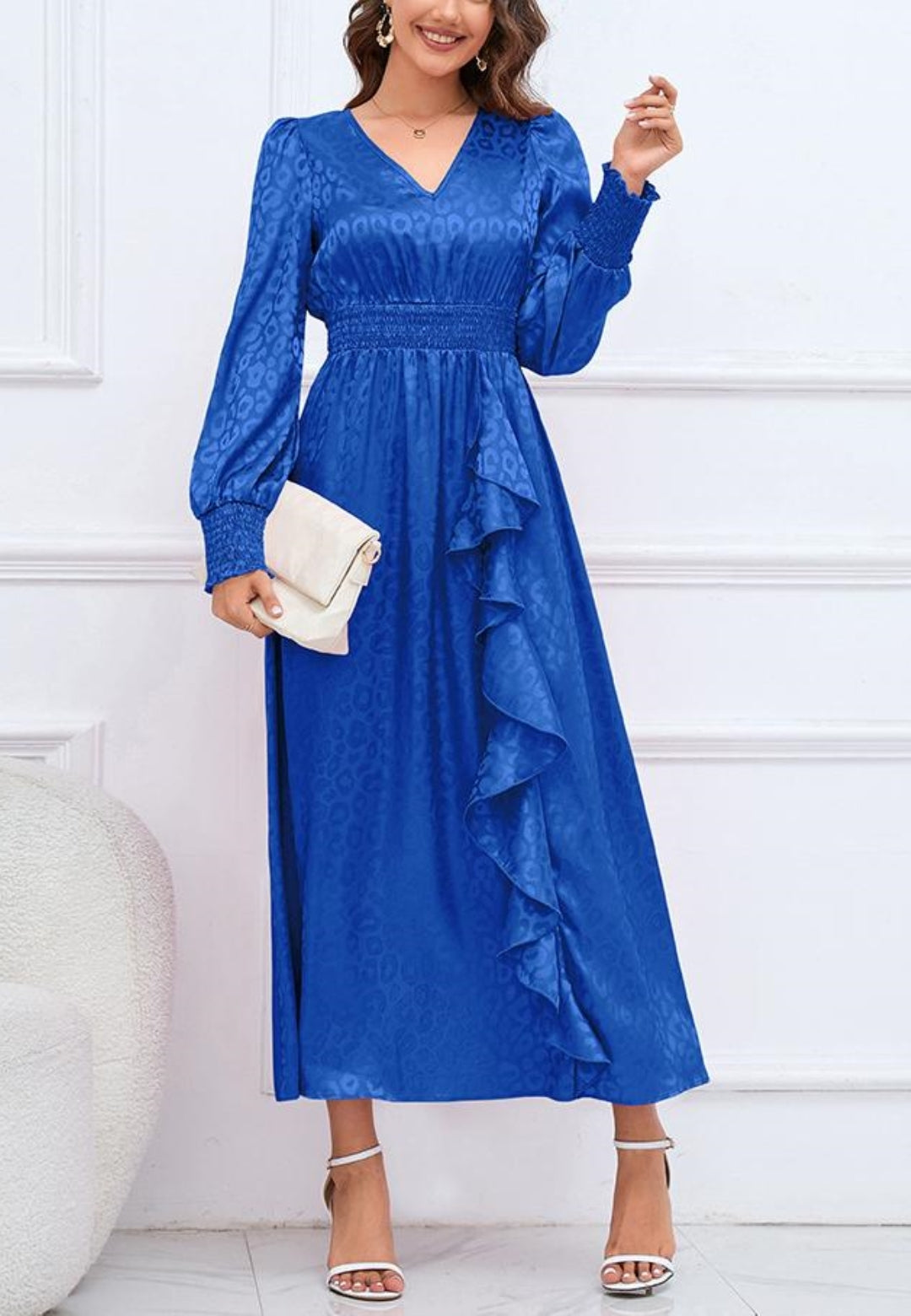 Vestido de satén con detalle de volante y estampado de leopardo