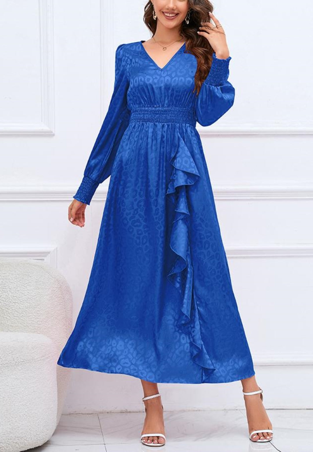 Vestido de satén con detalle de volante y estampado de leopardo