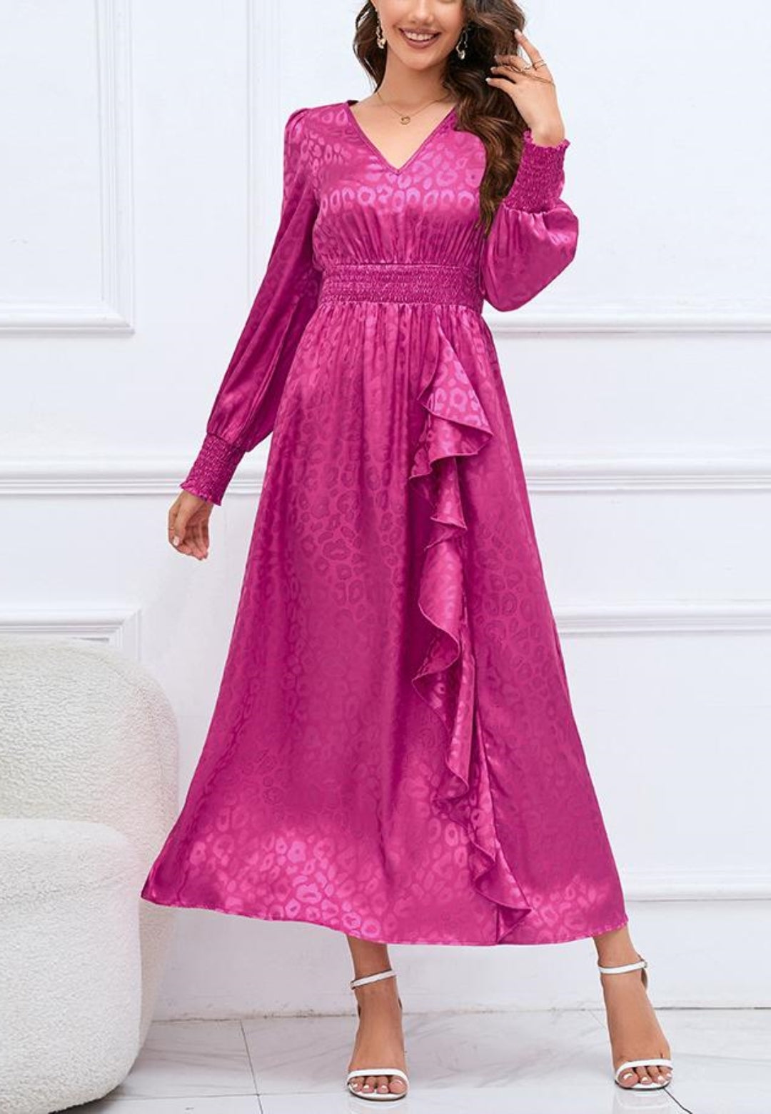 Vestido de satén con detalle de volante y estampado de leopardo