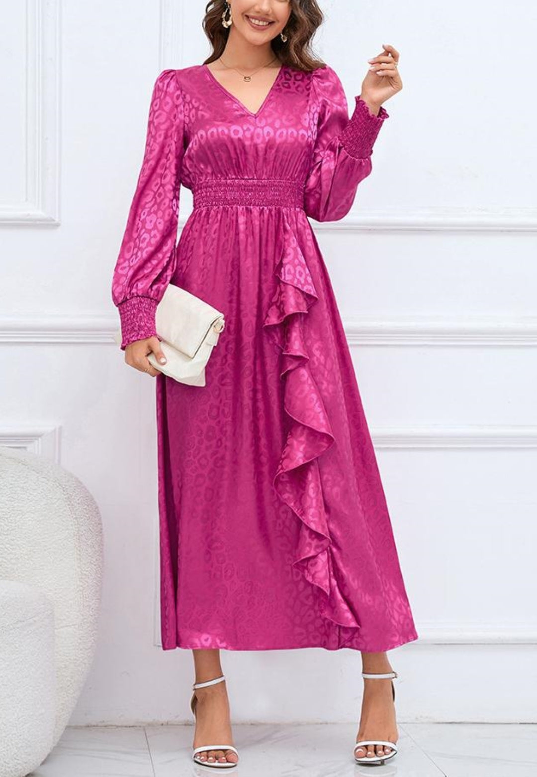 Vestido de satén con detalle de volante y estampado de leopardo