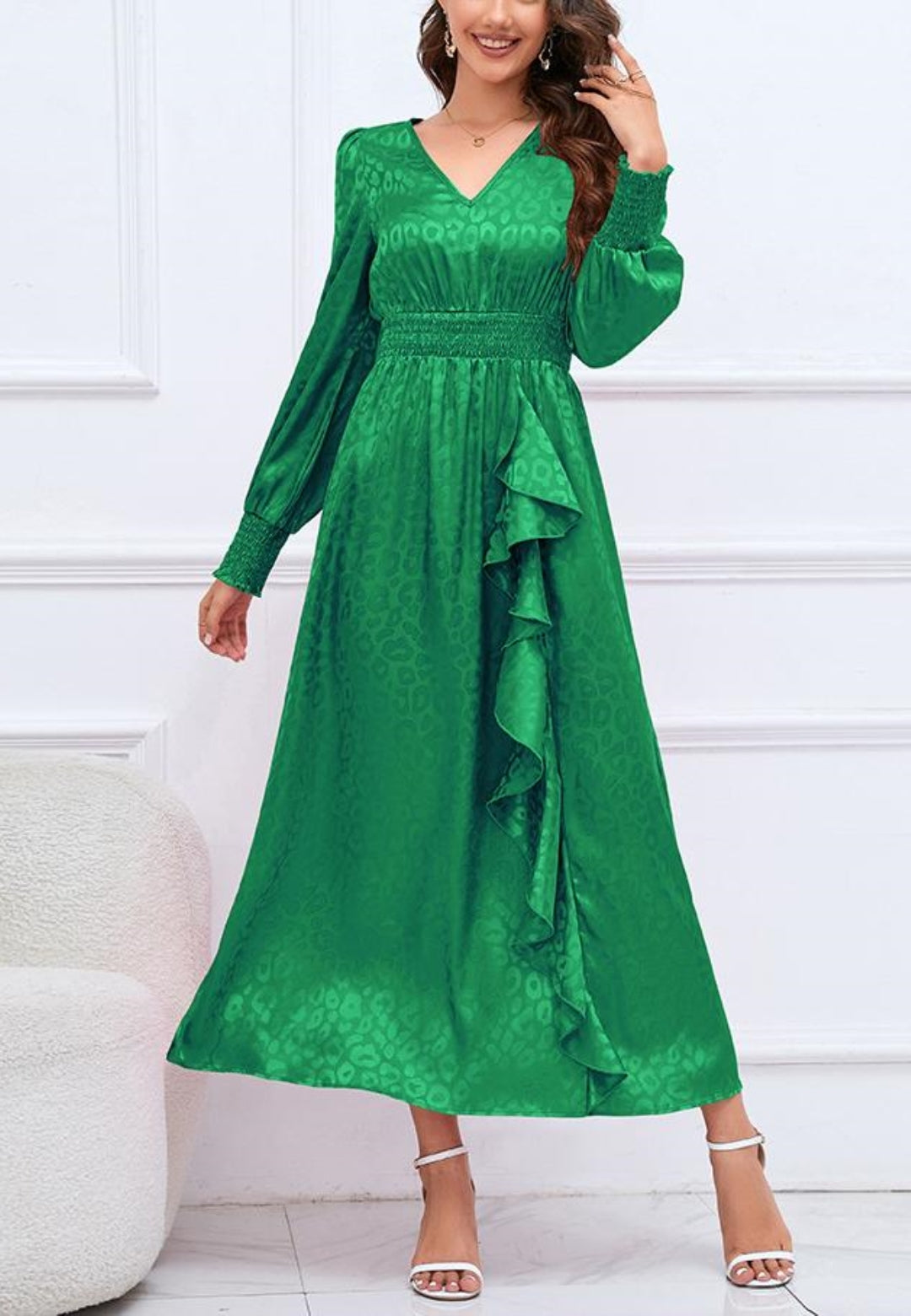 Vestido de satén con detalle de volante y estampado de leopardo