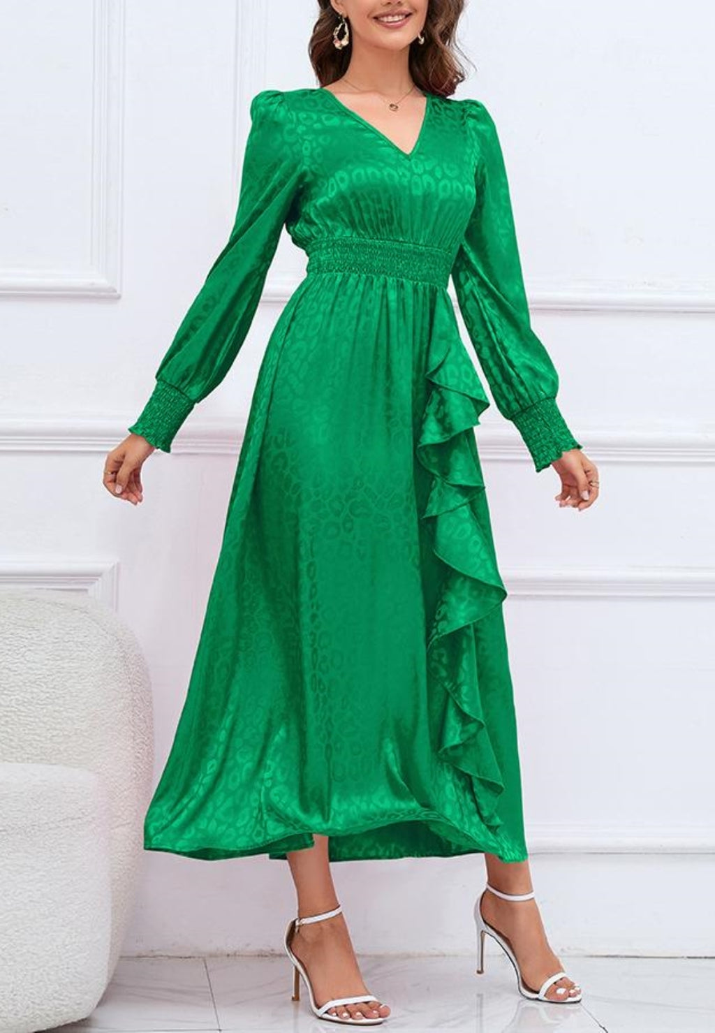 Vestido de satén con detalle de volante y estampado de leopardo