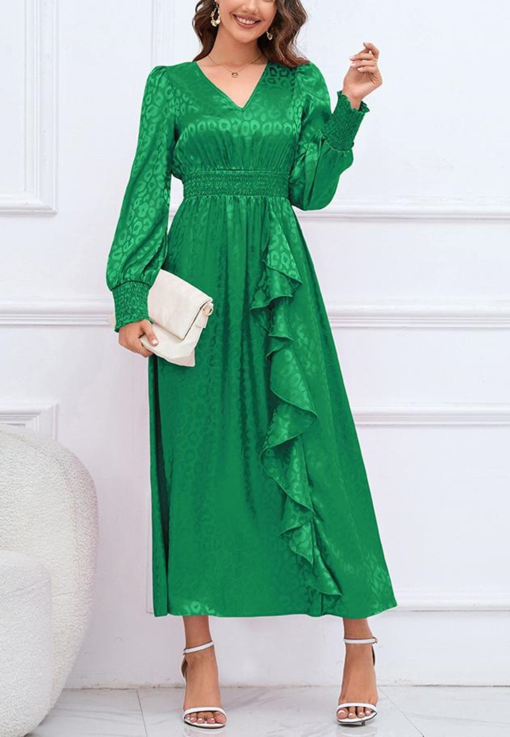 Vestido de satén con detalle de volante y estampado de leopardo