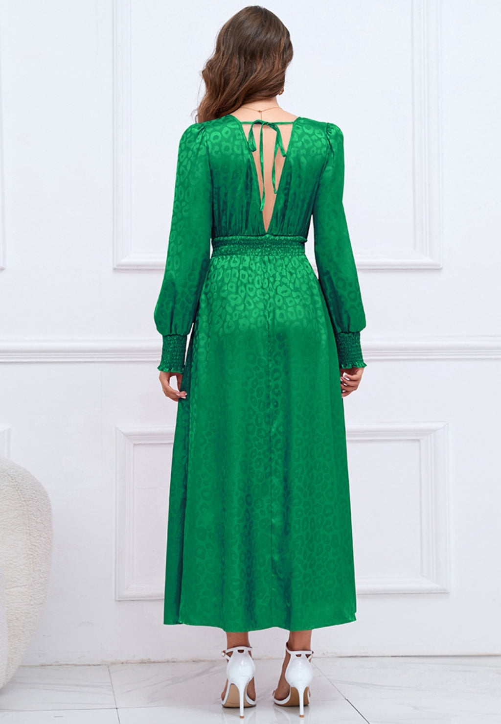 Vestido de satén con detalle de volante y estampado de leopardo