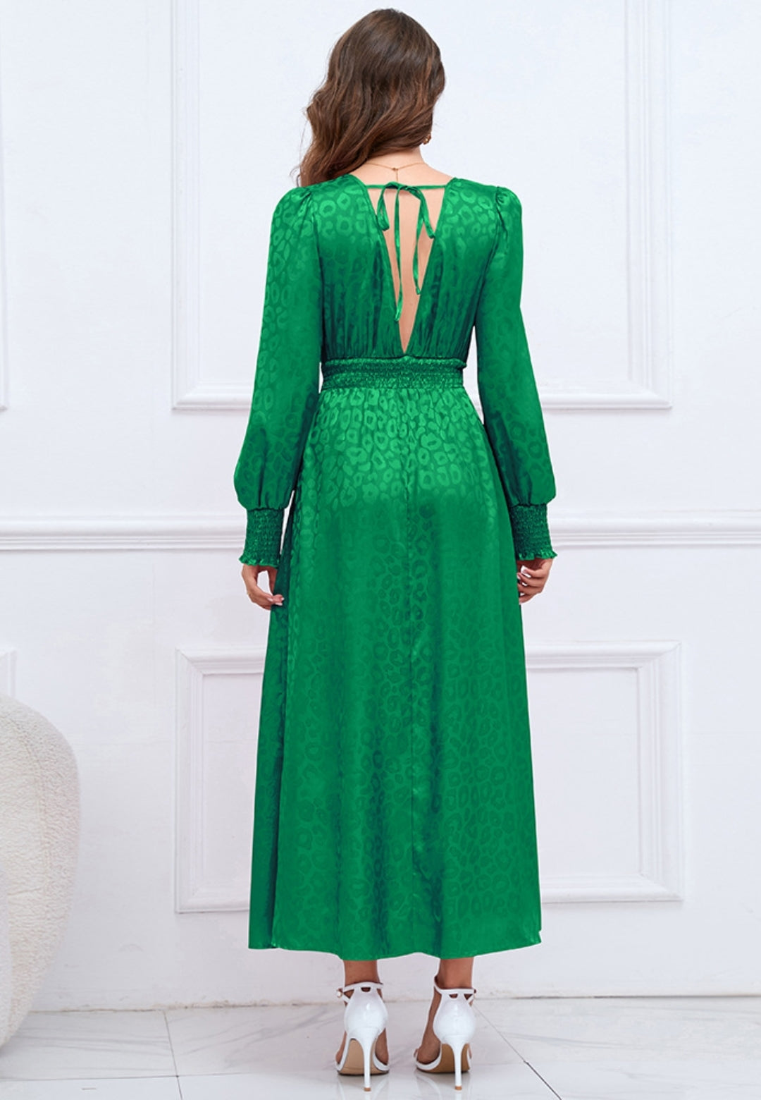 Vestido de satén con detalle de volante y estampado de leopardo