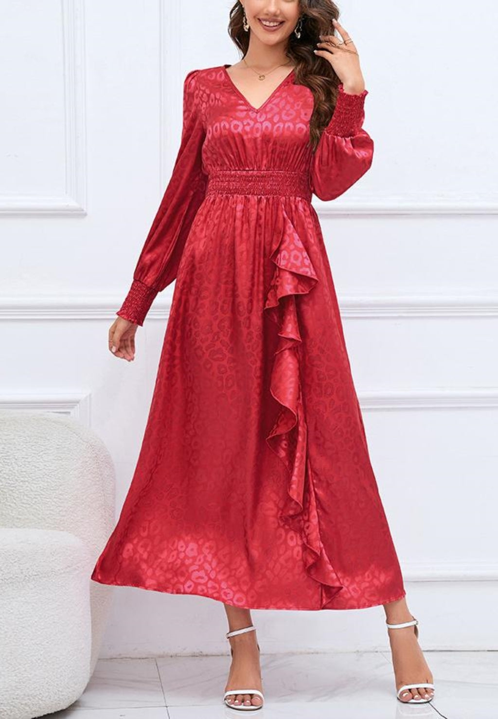 Vestido de satén con detalle de volante y estampado de leopardo