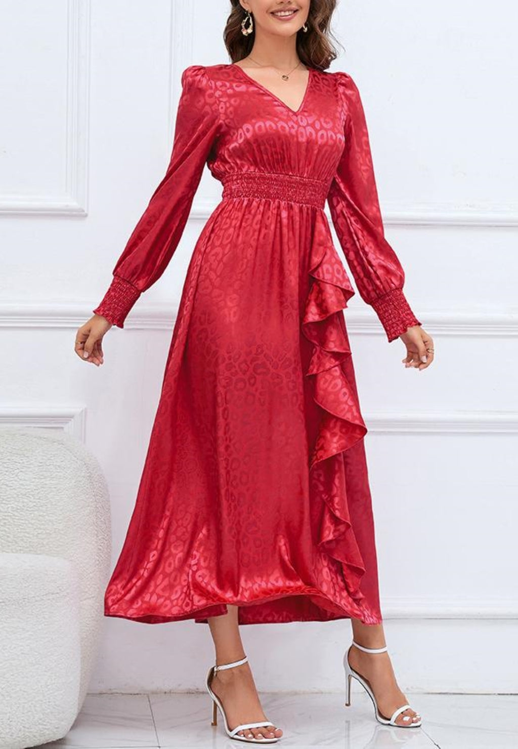 Vestido de satén con detalle de volante y estampado de leopardo