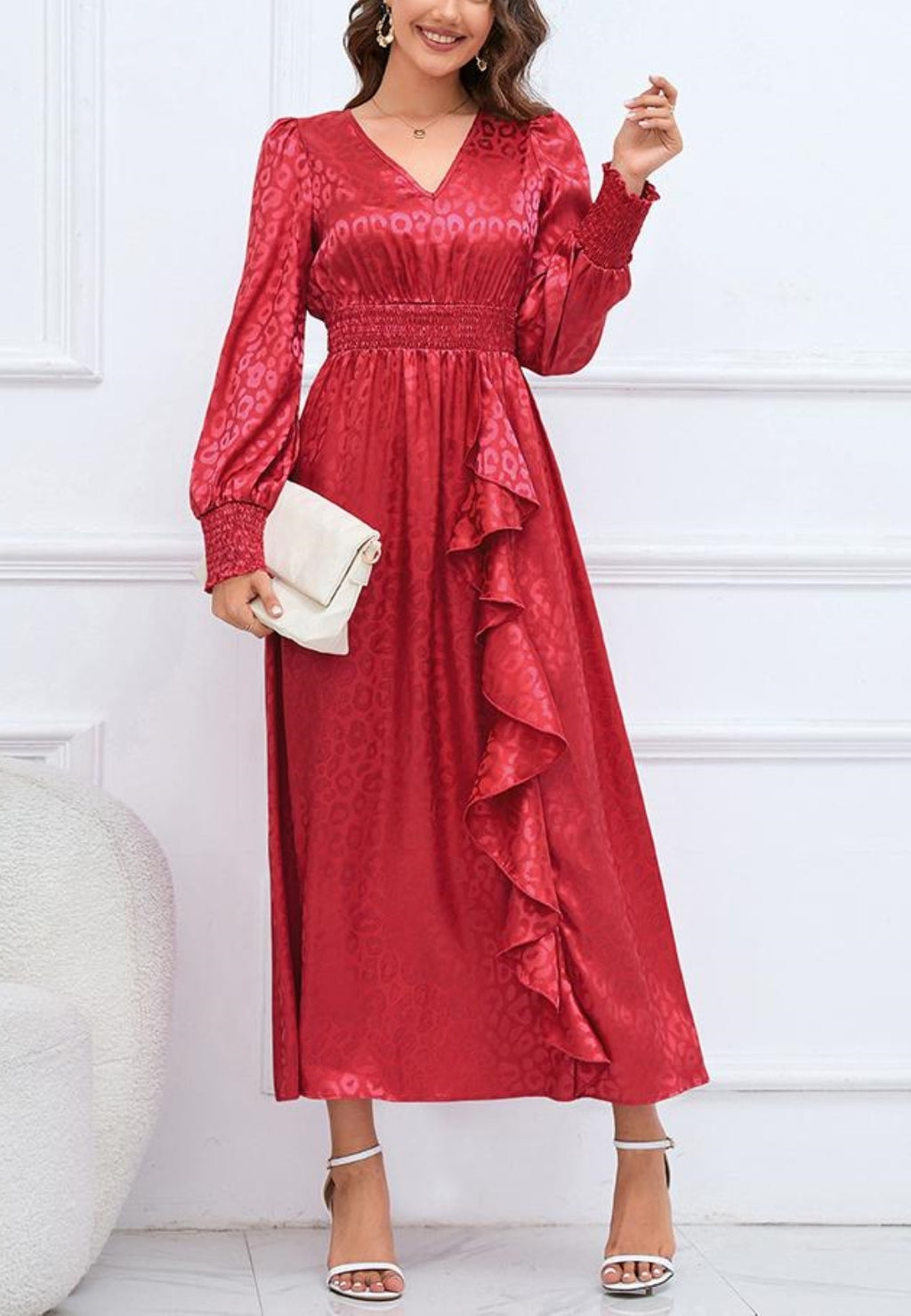 Vestido de satén con detalle de volante y estampado de leopardo