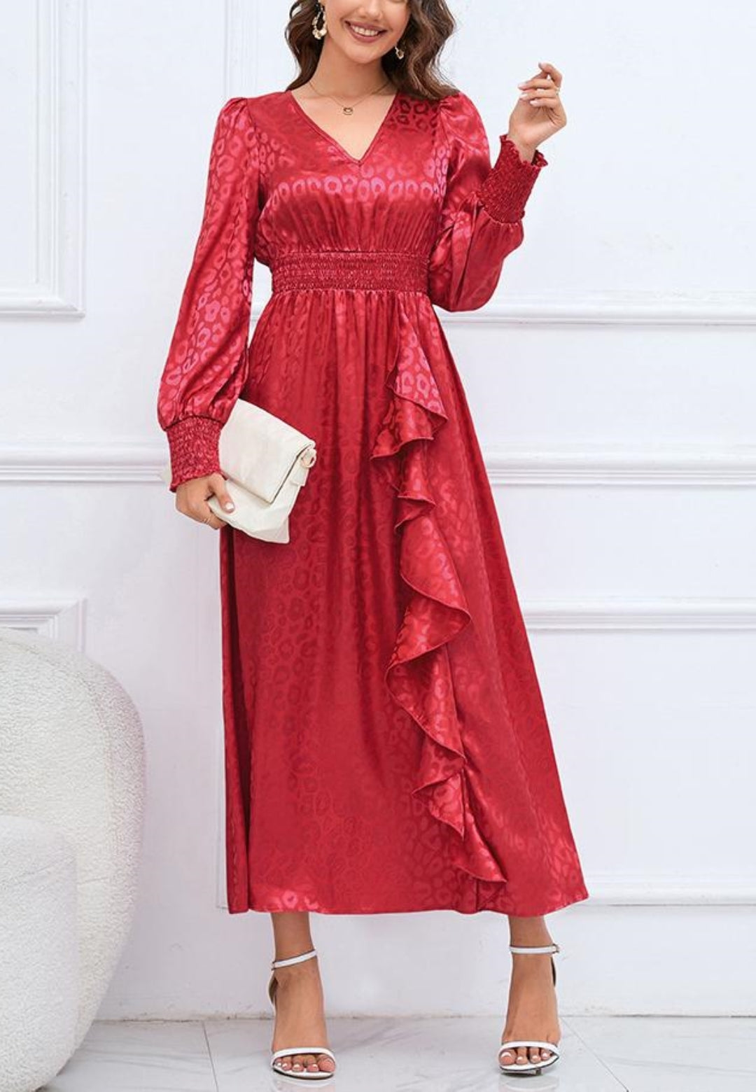 Vestido de satén con detalle de volante y estampado de leopardo