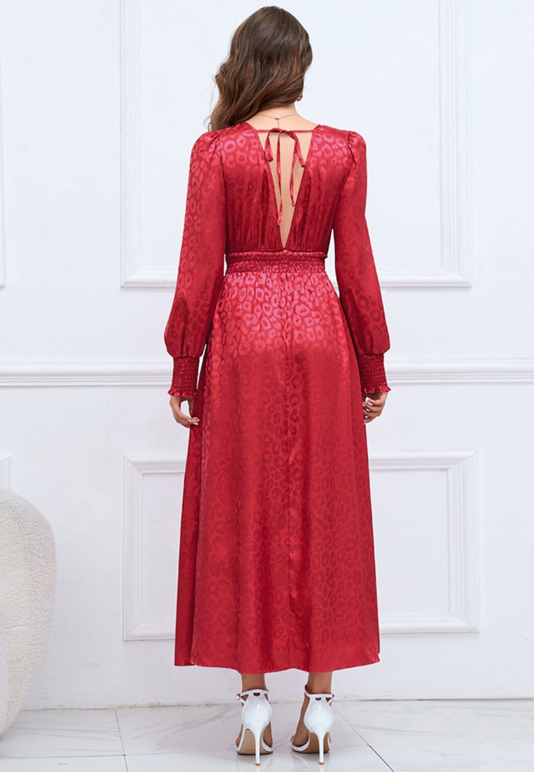 Vestido de satén con detalle de volante y estampado de leopardo