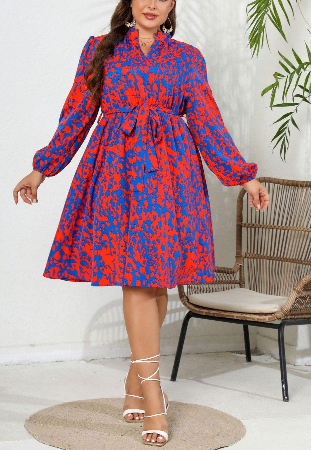 Vestido con cuello y estampado abstracto Plus