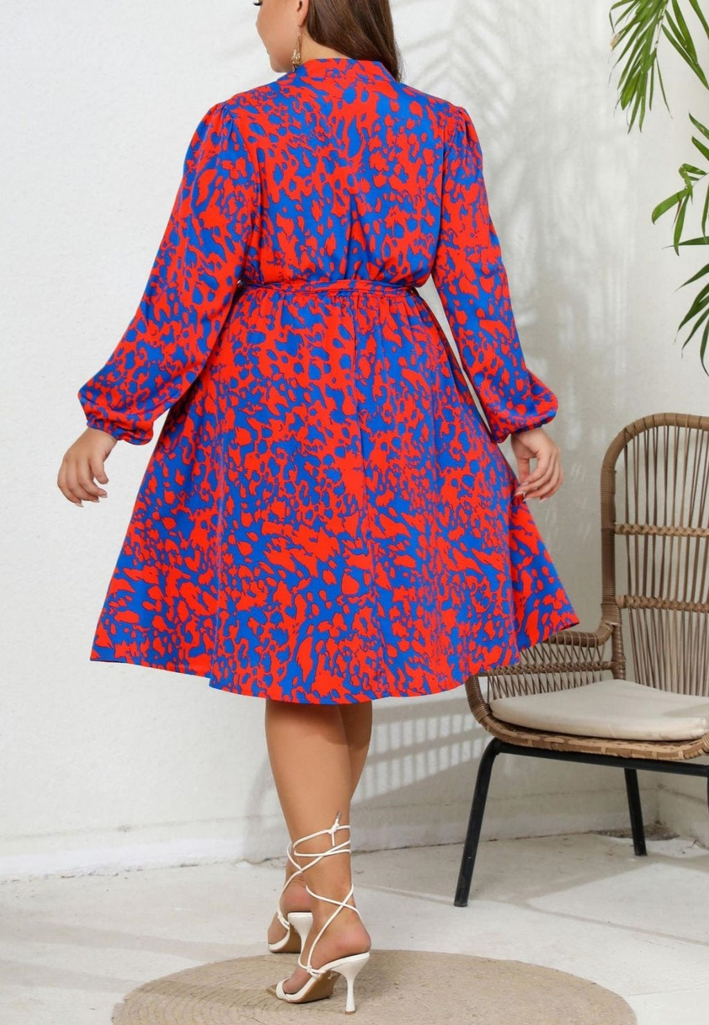 Vestido con cuello y estampado abstracto Plus