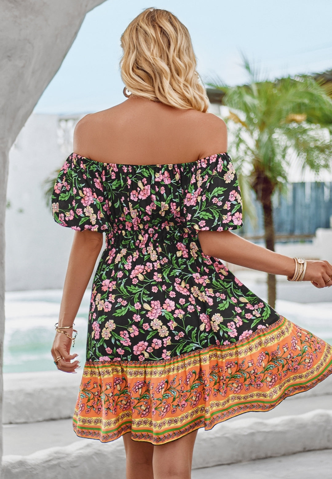 Vestido bohemio con estampado floral y hombros descubiertos