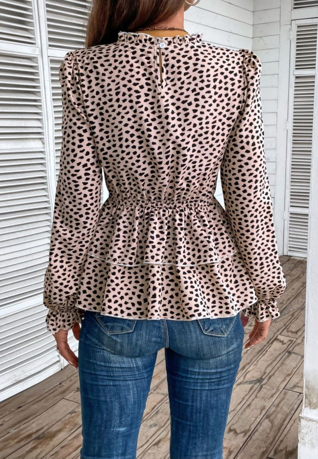 Blusa peplum con capas y estampado de guepardo