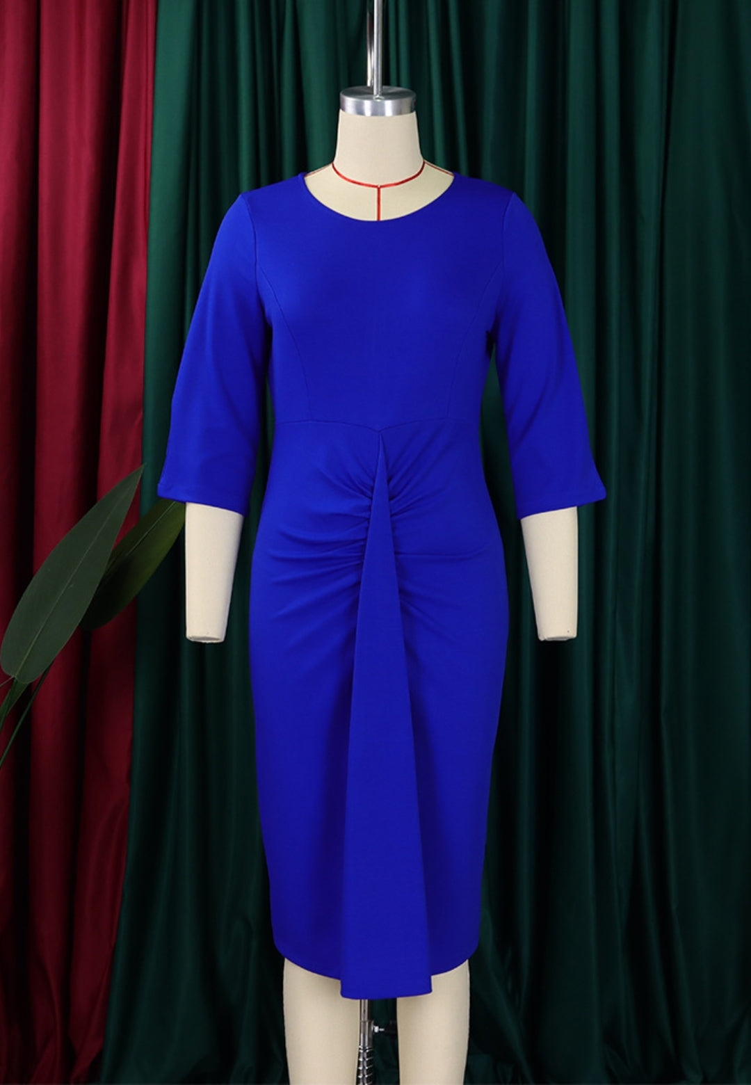 Vestido con mangas al codo y detalle fruncido