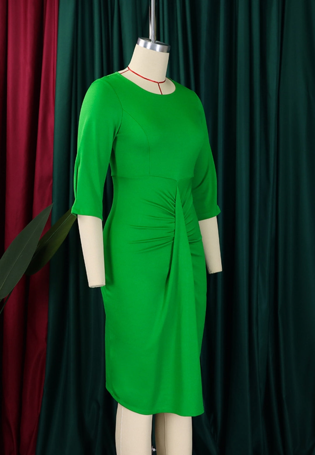 Vestido con mangas al codo y detalle fruncido