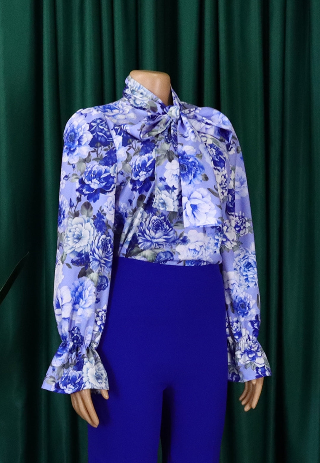 Blusa con estampado de rosas y lazo en el cuello
