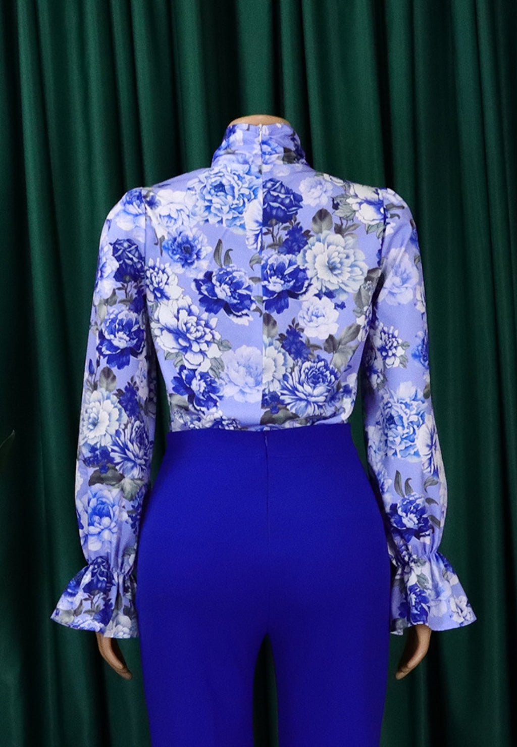 Blusa con estampado de rosas y lazo en el cuello