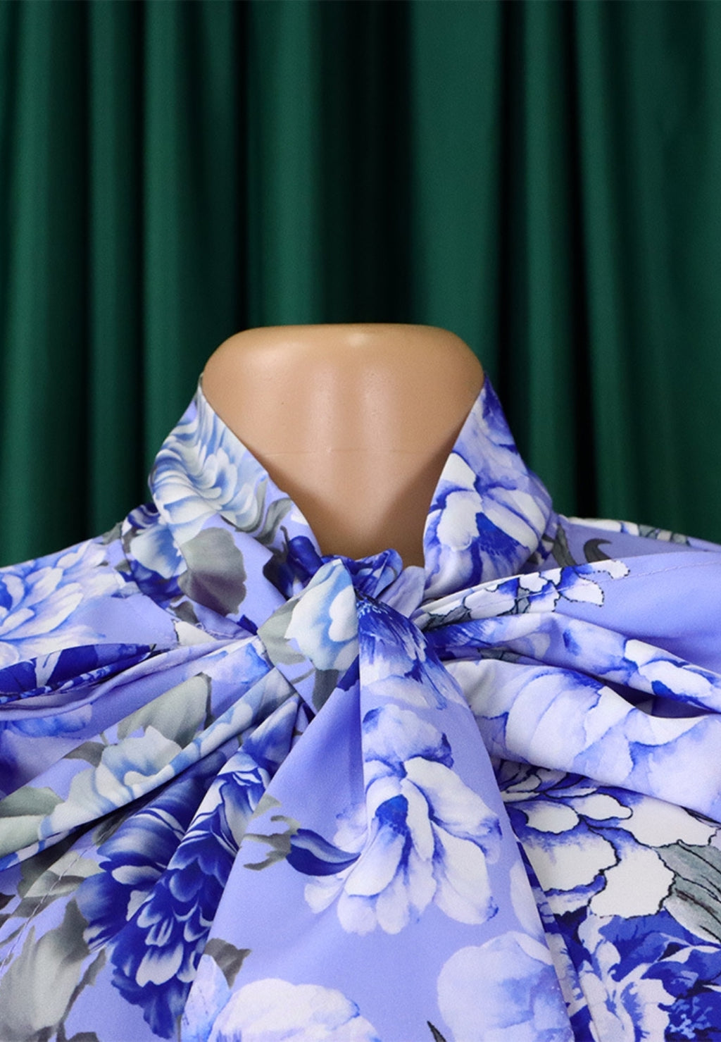 Blusa con estampado de rosas y lazo en el cuello