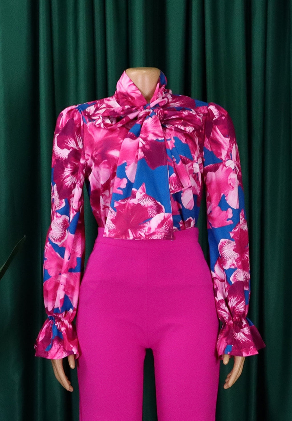Blusa con estampado de rosas y lazo en el cuello