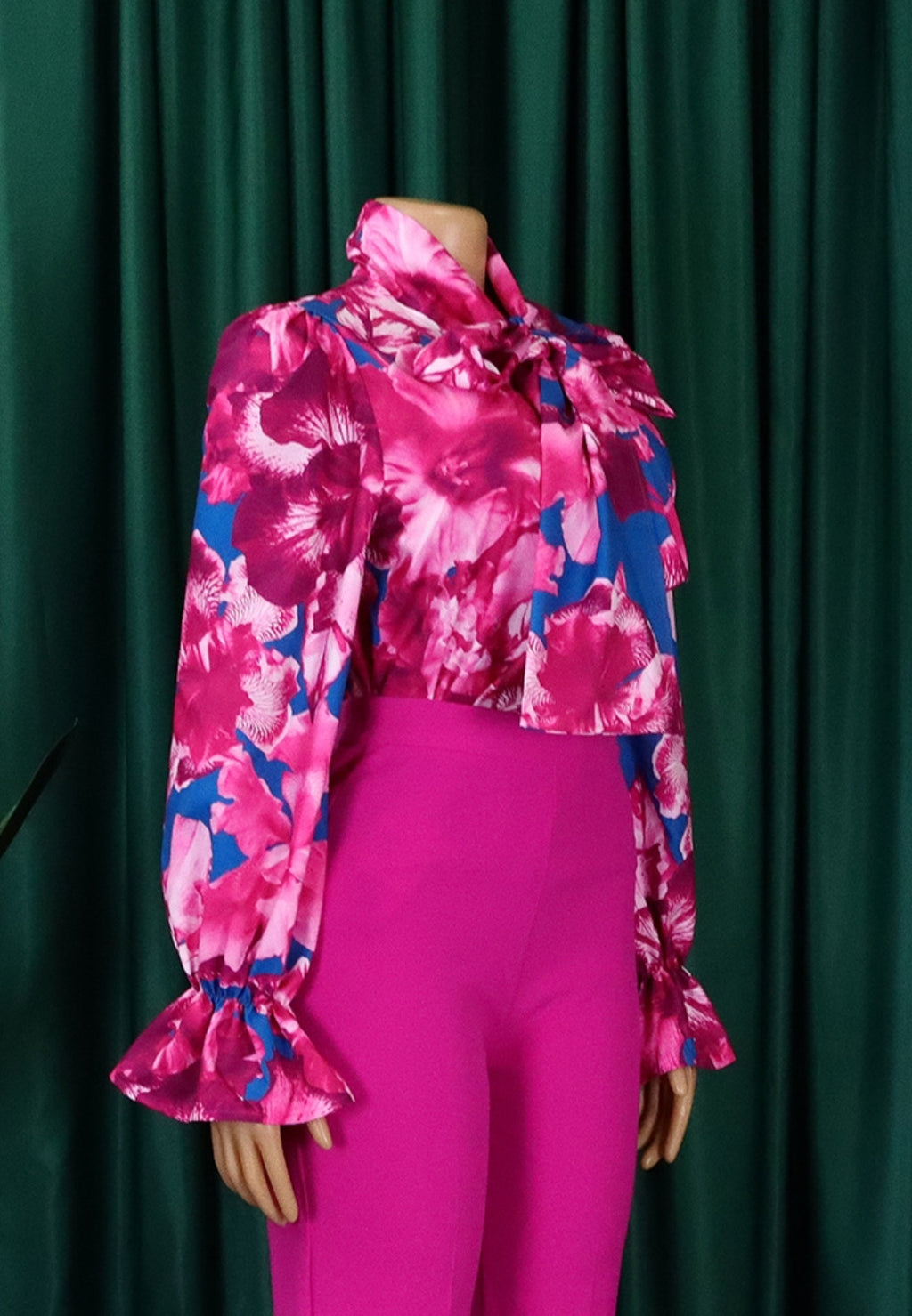 Blusa con estampado de rosas y lazo en el cuello