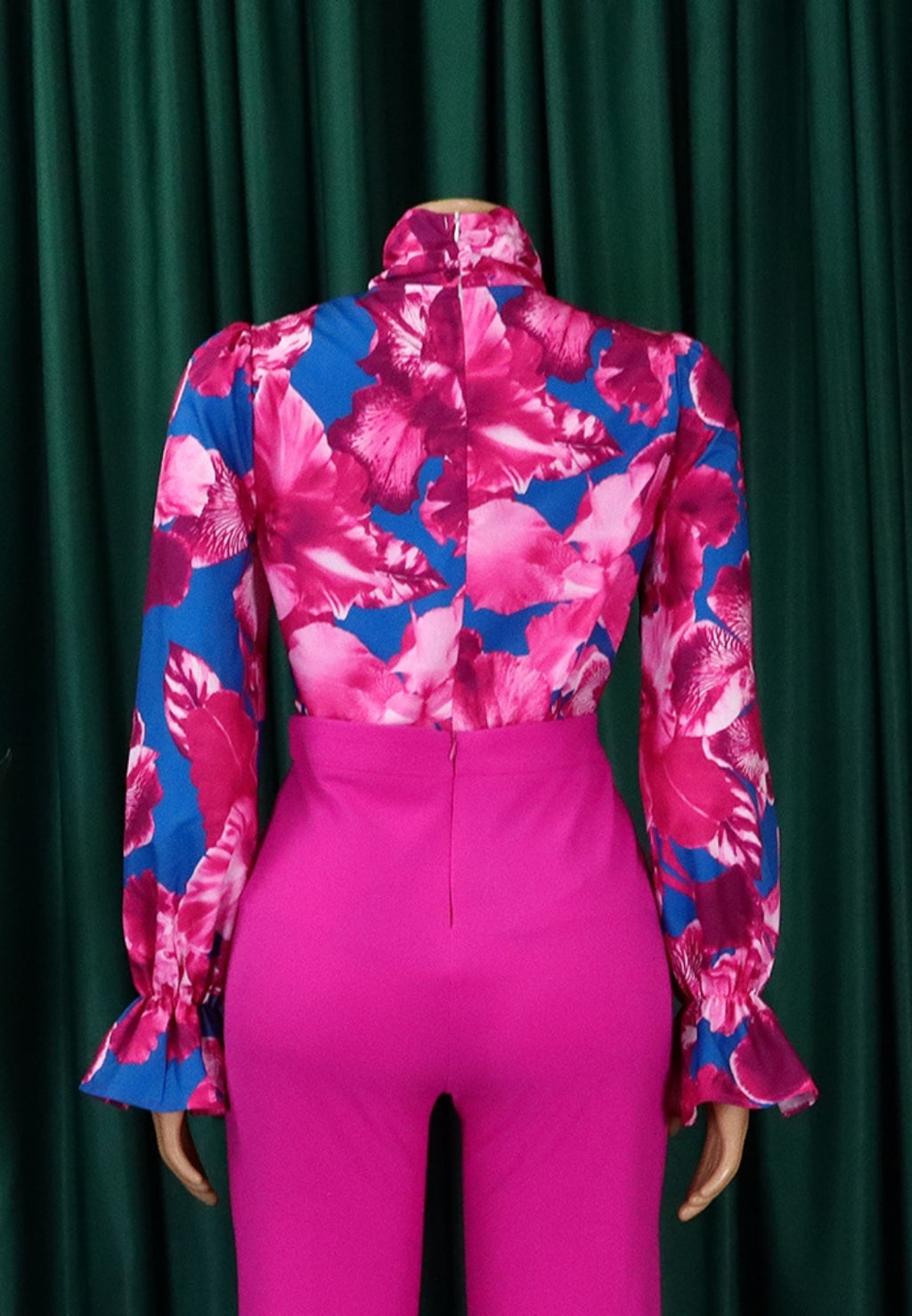 Blusa con estampado de rosas y lazo en el cuello