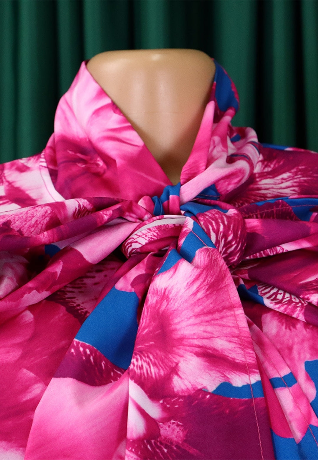 Blusa con estampado de rosas y lazo en el cuello