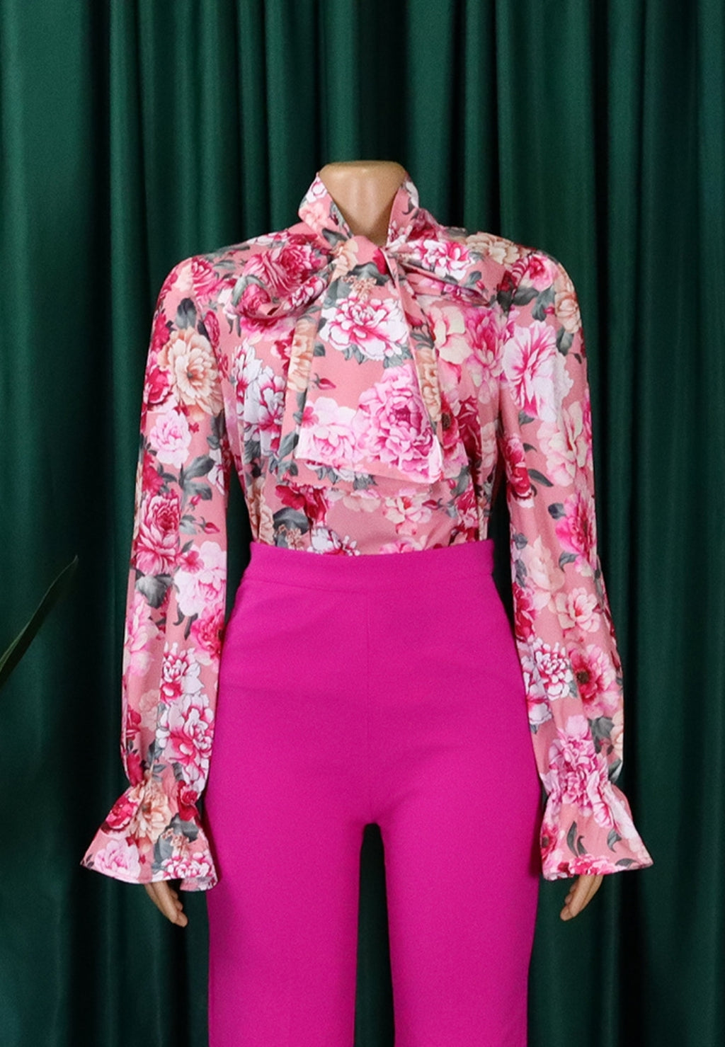 Blusa con estampado de rosas y lazo en el cuello