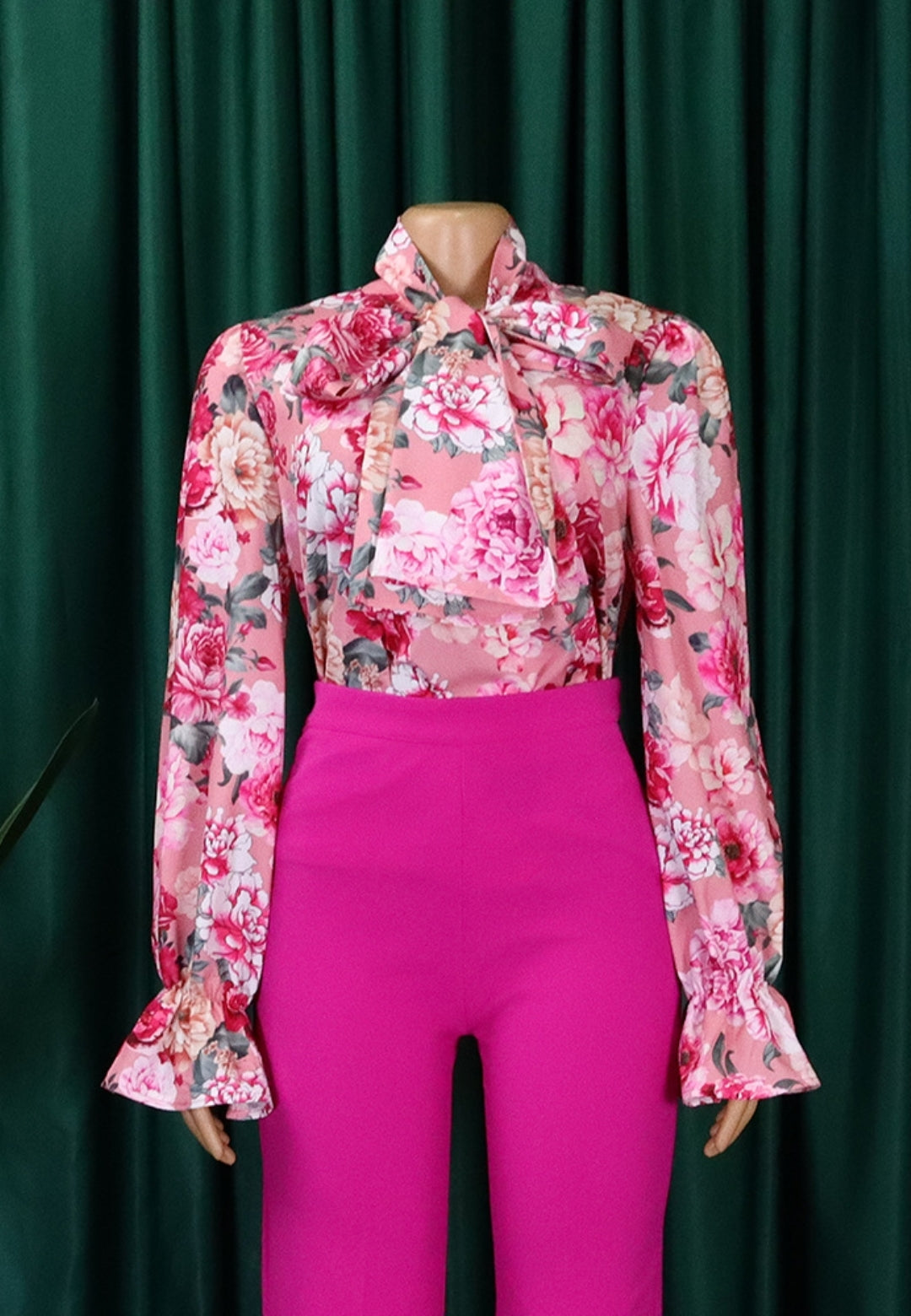 Blusa con estampado de rosas y lazo en el cuello